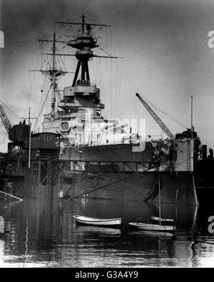 AJAXNETPHOTO. 1920-1930S. PORTSMOUTH, Angleterre. BATTLESHIP - REPOSER - un cuirassé de Classe Royal Sovereign, éventuellement le HMS ROYAL OAK (10/1939) IRRÉCUPÉRABLES OU HMS VENGEANCE, DANS L'énorme dock flottant SITUÉ À NR FLATHOUSE Quay. Remarque La LINKSPAN RELIANT LA JETÉE DU LAC FONTAINE À QUAI. SISTER SHIP ROYAL SOVEREIGN A ÉTÉ CONSTRUIT À Portsmouth. PHOTO:AJAX VINTAGE PHOTO LIBRARY REF :()AVL   CHÊNE ROYAL DD  BP 1 Banque D'Images