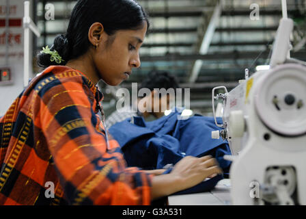 Le BANGLADESH , Dhaka, industrie du vêtement , Beximco fabrique de textiles produisent des jeans pour l'exportation pour l'ouest, département de l'escompteur et couture - confection de vêtements de tricot vêtements denim vêtements Banque D'Images