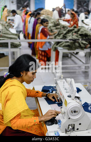 Le BANGLADESH , Dhaka, industrie du vêtement , Beximco fabrique de textiles produisent des jeans pour l'exportation pour l'ouest, département de l'escompteur et couture - confection de vêtements de tricot vêtements denim vêtements Banque D'Images