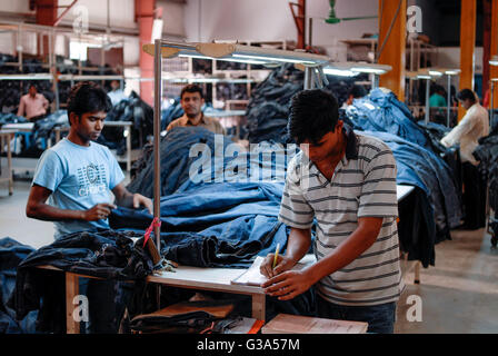 Le BANGLADESH , Dhaka, industrie du vêtement, Beximco fabrique de textiles produisent des jeans pour l'exportation pour l'ouest, ministère de l'escompteur pour laver et le broyage de pierres Banque D'Images