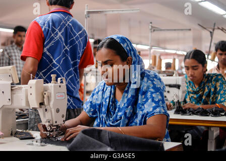 Le BANGLADESH , Dhaka, industrie du vêtement , Beximco fabrique de textiles produisent des jeans pour l'exportation pour l'ouest, département de l'escompteur et couture - confection de vêtements de tricot vêtements denim vêtements Banque D'Images