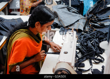 Le BANGLADESH , Dhaka, industrie du vêtement , Beximco fabrique de textiles produisent des jeans pour l'exportation pour l'ouest, département de l'escompteur et couture - confection de vêtements de tricot vêtements denim vêtements Banque D'Images