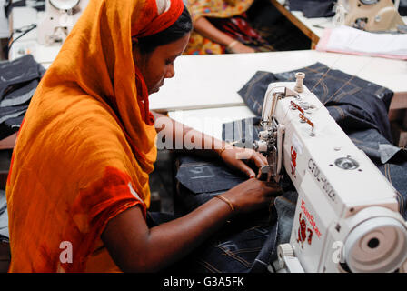 Le BANGLADESH , Dhaka, industrie du vêtement , Beximco fabrique de textiles produisent des jeans pour l'exportation pour l'ouest, département de l'escompteur et couture - confection de vêtements de tricot vêtements denim vêtements Banque D'Images