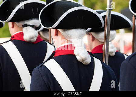 WASHINGTON DC, États-Unis — les membres du 3rd U.S. Infantry Regiment, connu sous le nom de « The Old Guard », se produisent lors du Tattoo au crépuscule de l'armée américaine à la base commune Myer-Henderson Hall. Les soldats, vêtus d'uniformes de précision, démontrent leurs compétences disciplinées en exercices et cérémoniels dans le cadre de ce concours militaire public gratuit mettant en valeur l'histoire et la tradition de l'armée. Banque D'Images