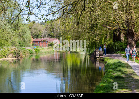 Les gens qui marchent le long de la rivière Itchen près de Winchester, Hampshire Banque D'Images