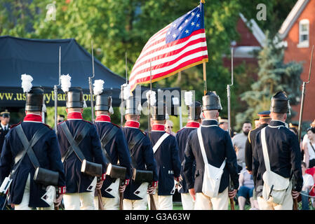 WASHINGTON DC, États-Unis — les membres du 3rd U.S. Infantry Regiment, connu sous le nom de « The Old Guard », se produisent lors du Tattoo au crépuscule de l'armée américaine à la base commune Myer-Henderson Hall. Les soldats, vêtus d'uniformes de précision, démontrent leurs compétences disciplinées en exercices et cérémoniels dans le cadre de ce concours militaire public gratuit mettant en valeur l'histoire et la tradition de l'armée. Banque D'Images