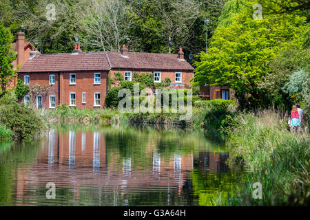 Les gens qui marchent le long de la rivière Itchen près de Winchester, Hampshire Banque D'Images