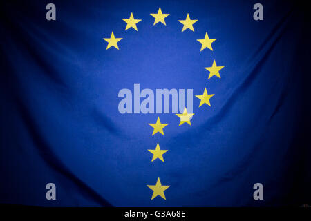 Un grand drapeau de l'UE modifié dans la forme d'un point d'interrogation, symbolisant une décision ou un choix concernant l'Europe. Banque D'Images