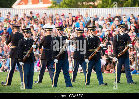 WASHINGTON DC, États-Unis — L'équipe d'exercices de l'armée américaine exécute une routine de forage de précision pendant le Twilight Tattoo à joint base Myer-Henderson Hall. Les membres de l'unité d'élite, qui fait partie du 3e régiment d'infanterie américain (la vieille garde), démontrent leurs compétences exceptionnelles en maniement de fusil et leurs mouvements synchronisés dans une démonstration de discipline militaire et de précision. Banque D'Images