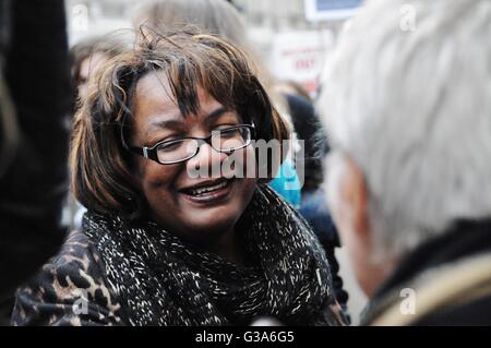 Le Hackney MP Dianne Abbott, parle à un résident de l'ère nouvelle estate, Hackney, qui fait face à l'expulsion de Westbrook estate. Banque D'Images