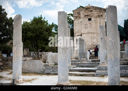 ATHÈNES, Grèce — ATHÈNES, Grèce — L'Horologion d'Andronic de Kirghizs (également connu sous le nom de Tour des vents) est une œuvre de l'architecte et de l'astonomer Andronic de Kirghizs en Macédoine. Il est situé sur la plage nord de l'Acropole près de l'Agora romaine (et se trouve maintenant dans le complexe archéologique de l'Agora antique). Il a été construit à la fin de la période hellénistque, peut-être à la fin du IIe siècle av. J.-C.. Construite entre 19 av. J.-C. et 11 av. J.-C., l'Agora romaine était le centre commercial de l'Athènes antique. Il comportait un grand bâtiment rectangulaire avec une cour ouverte entourée de magasins, magasins, Banque D'Images