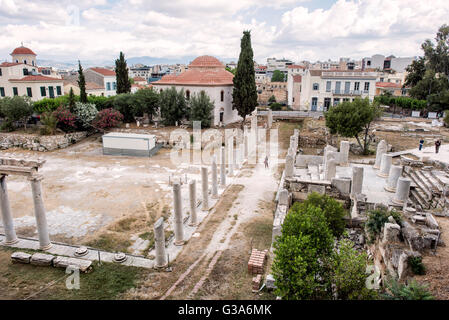 Ruines de l'Agora romaine Athènes Grèce // ATHÈNES, Grèce — ATHÈNES, Grèce — construite entre 19 et 11 av. J.-C., l'Agora romaine était le centre commercial de l'Athènes antique. Il comportait un grand bâtiment rectangulaire avec une cour ouverte entourée de boutiques, de magasins et de bureaux. Les ruines de l'Agora romaine se trouvent dans le centre d'Athènes, en Grèce. Construit au Ier siècle av. J.-C., cet ancien marché présente la Tour des vents bien conservée, une tour octogonale en marbre qui servait autrefois de garde-temps. Des colonnes et des fragments architecturaux dispersés autour du site mettent en valeur la richesse archéologique de la région Banque D'Images