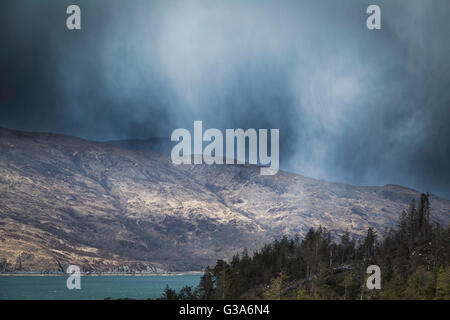 Bourrasques de neige à travers le Sound of Sleat, Loch Hourn, Western Highlands, Ecosse Banque D'Images