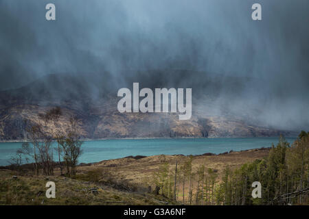 Bourrasques de neige à travers le Sound of Sleat, Loch Hourn, Western Highlands, Ecosse Banque D'Images