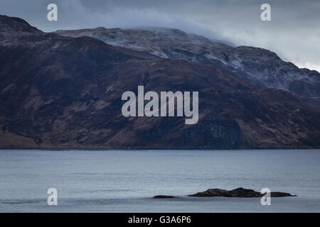 Mist s'abattant sur le Knoydart hills avec Loch Hourn, Western Highlands, Ecosse Banque D'Images