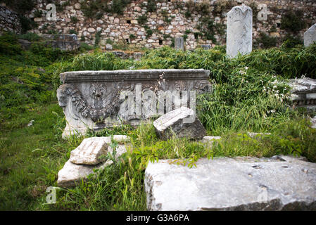 Ruines de l'Agora romaine Athènes Grèce // ATHÈNES, Grèce — ATHÈNES, Grèce — construite entre 19 et 11 av. J.-C., l'Agora romaine était le centre commercial de l'Athènes antique. Il comportait un grand bâtiment rectangulaire avec une cour ouverte entourée de boutiques, de magasins et de bureaux. Les ruines de l'Agora romaine se trouvent dans le centre d'Athènes, en Grèce. Construit au Ier siècle av. J.-C., cet ancien marché présente la Tour des vents bien conservée, une tour octogonale en marbre qui servait autrefois de garde-temps. Des colonnes et des fragments architecturaux dispersés autour du site mettent en valeur la richesse archéologique de la région Banque D'Images