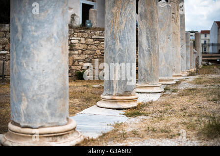 Ruines de l'Agora romaine Athènes Grèce // ATHÈNES, Grèce — ATHÈNES, Grèce — construite entre 19 et 11 av. J.-C., l'Agora romaine était le centre commercial de l'Athènes antique. Il comportait un grand bâtiment rectangulaire avec une cour ouverte entourée de boutiques, de magasins et de bureaux. Les ruines de l'Agora romaine se trouvent dans le centre d'Athènes, en Grèce. Construit au Ier siècle av. J.-C., cet ancien marché présente la Tour des vents bien conservée, une tour octogonale en marbre qui servait autrefois de garde-temps. Des colonnes et des fragments architecturaux dispersés autour du site mettent en valeur la richesse archéologique de la région Banque D'Images