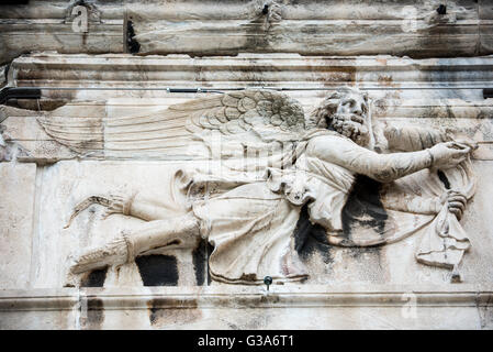 ATHÈNES, Grèce — ATHÈNES, Grèce — L'Horologion d'Andronic de Kirghizs (également connu sous le nom de Tour des vents) est une œuvre de l'architecte et de l'astonomer Andronic de Kirghizs en Macédoine. Il est situé sur la plage nord de l'Acropole près de l'Agora romaine (et se trouve maintenant dans le complexe archéologique de l'Agora antique). Il a été construit à la fin de la période hellénistque, peut-être à la fin du IIe siècle av. J.-C.. Construite entre 19 av. J.-C. et 11 av. J.-C., l'Agora romaine était le centre commercial de l'Athènes antique. Il comportait un grand bâtiment rectangulaire avec une cour ouverte entourée de boutiques et de magasins Banque D'Images