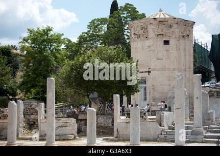 ATHÈNES, Grèce — ATHÈNES, Grèce — L'Horologion d'Andronic de Kirghizs (également connu sous le nom de Tour des vents) est une œuvre de l'architecte et de l'astonomer Andronic de Kirghizs en Macédoine. Il est situé sur la plage nord de l'Acropole près de l'Agora romaine (et se trouve maintenant dans le complexe archéologique de l'Agora antique). Il a été construit à la fin de la période hellénistque, peut-être à la fin du IIe siècle av. J.-C.. Construite entre 19 av. J.-C. et 11 av. J.-C., l'Agora romaine était le centre commercial de l'Athènes antique. Il comportait un grand bâtiment rectangulaire avec une cour ouverte entourée de magasins, magasins, Banque D'Images