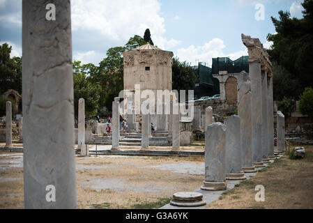 ATHÈNES, Grèce — ATHÈNES, Grèce — L'Horologion d'Andronic de Kirghizs (également connu sous le nom de Tour des vents) est une œuvre de l'architecte et de l'astonomer Andronic de Kirghizs en Macédoine. Il est situé sur la plage nord de l'Acropole près de l'Agora romaine (et se trouve maintenant dans le complexe archéologique de l'Agora antique). Il a été construit à la fin de la période hellénistque, peut-être à la fin du IIe siècle av. J.-C.. Construite entre 19 av. J.-C. et 11 av. J.-C., l'Agora romaine était le centre commercial de l'Athènes antique. Il comportait un grand bâtiment rectangulaire avec une cour ouverte entourée de magasins, magasins, Banque D'Images