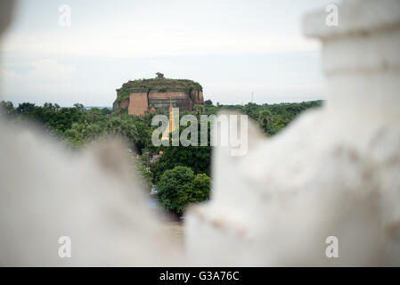 MINGUN, Myanmar (Birmanie) — Mingun Pahtodawgyi vu de la Pagode Hsinbyume. Construit en 1816 et situé à Mingun, non loin de Mandalay, la pagode Hsinbyume est conçue à l'inspiration de la montagne mythologique bouddhiste, le Mont Meru. Il dispose de 7 niveaux de vagues blanchies à la chaux uniques et distinctives. Banque D'Images