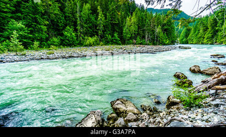 L'eau turquoise de la rivière Lillooet après l'Nairn Falls à Nairn Falls Provincial Park entre Whistler et Pemberton en Colombie-Britannique, Canada Banque D'Images