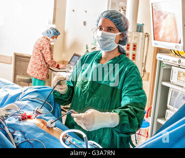 Le chirurgien en salle d'opération effectue une chirurgie abdominale laparoscopique minimalement invasive. Banque D'Images
