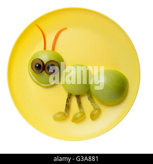 Ant faites de fruits verts sur la plaque jaune Banque D'Images