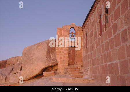 Le mont Sinaï, chapelle orthodoxe grecque sur le sommet dans la lumière du soir, Sinaï, Égypte Banque D'Images