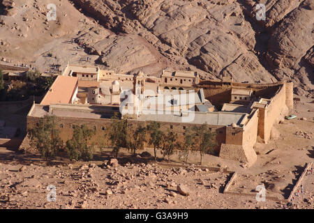 Vue depuis le mont Sinaï jusqu'au Monastère Saint Catherines, Sinaï, Égypte Banque D'Images