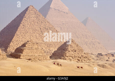 Les chameaux en face des pyramides de Gizeh (Queens Pyramids, pyramide de Menkaourê, pyramide de Khafré, pyramide de Khéops), Égypte Banque D'Images