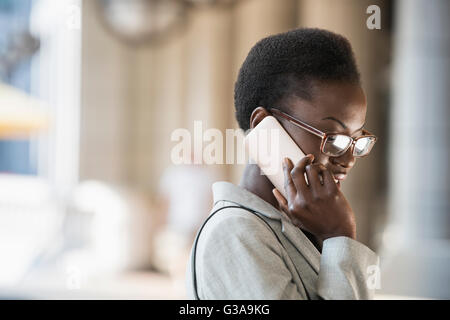 La businesswoman talking on cell phone Banque D'Images