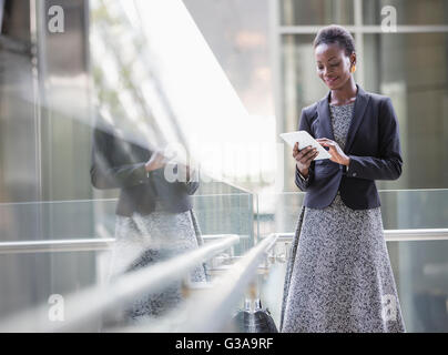 La businesswoman using digital tablet Banque D'Images