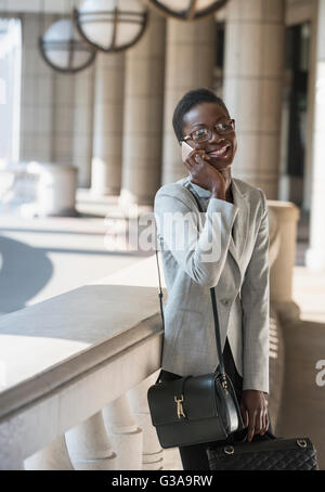 Portrait d'entreprise smiling businesswoman talking on cell phone Banque D'Images