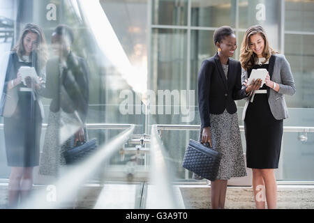 Les femmes d'entreprise using digital tablet Banque D'Images