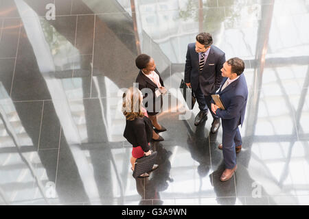 Corporate Business people talking in office lobby moderne Banque D'Images