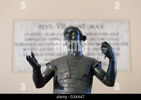 Rome. L'Italie. Mars de Todi (fin 5ème ou au début du ive siècle avant J.-C.), étrusque statue en bronze d'un guerrier. Musées du Vatican. Banque D'Images