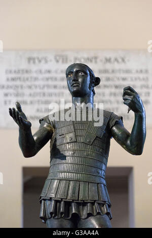 Rome. L'Italie. Mars de Todi (fin 5ème ou au début du ive siècle avant J.-C.), étrusque statue en bronze d'un guerrier. Musées du Vatican. Banque D'Images