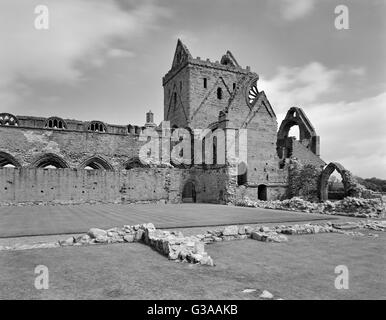 Voir NE à travers le cloître de l'abbaye de Sweetheart, Dumfries, du croisement clocher, chœur, transept S & une partie de la nef de l'église abbatiale. Banque D'Images