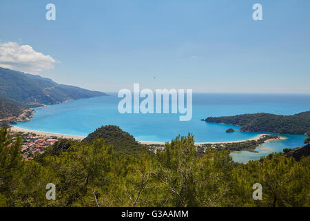 Le blue lagoon et Belcekiz beach à Oludeniz Fethiye dans près de la Turquie. Banque D'Images