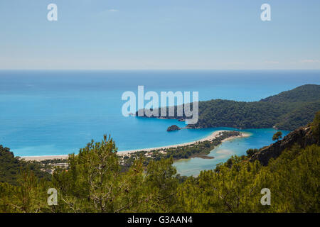 Le blue lagoon et Belcekiz beach à Oludeniz Fethiye dans près de la Turquie. Banque D'Images