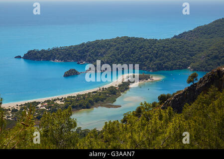 Le blue lagoon et Belcekiz beach à Oludeniz Fethiye dans près de la Turquie. Banque D'Images