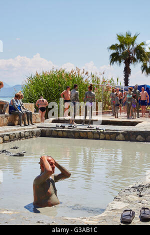 Les personnes qui prennent un bain de boue thermale, sur le lac de Koycegiz, Sultaniye, près de Dalyan, Province de Mugla, Turquie. Banque D'Images