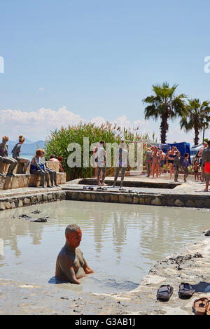 Les personnes qui prennent un bain de boue thermale, sur le lac de Koycegiz, Sultaniye, près de Dalyan, Province de Mugla, Turquie. Banque D'Images