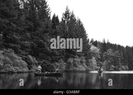 Ecosse - 28 mai 2016 : Les hommes la pêche à la mouche à partir d'un bateau dans les highlands en Écosse. Banque D'Images
