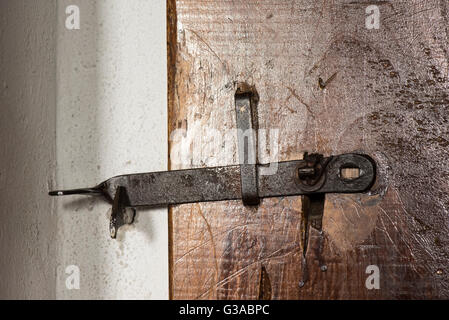 Loquet de porte en bois ancien fer à repasser Banque D'Images