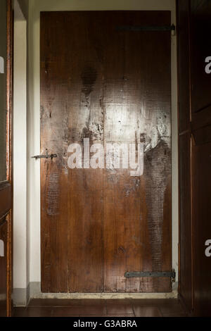 Loquet de porte en bois ancien fer à repasser Banque D'Images