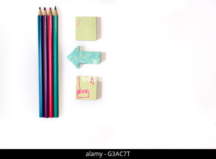 Crayons, post it et des portables, sur 24 Banque D'Images