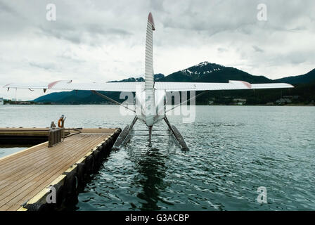 Hydravion accosté au port de Juneau avec les nuages de tempête les frais généraux, l'Alaska Banque D'Images