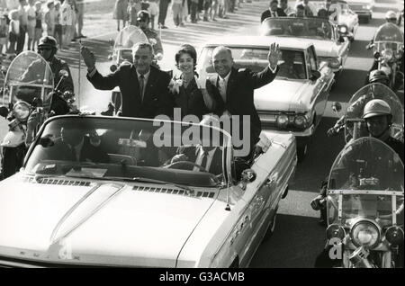 L'astronaute John Glenn H., Jr., des vagues à des foules qui tapissent le cortège de route de Patrick Air Force Base à Cap Canaveral avec lui sont Mme Glenn et le Vice-président Lyndon B. Johnson. L'astronaute est retourné à Cap Canaveral pour recevoir la National Aeronautics and Space Administration Prix de Service méritoire par le président John F. Kennedy après trois fois en orbite autour de la Terre. Banque D'Images